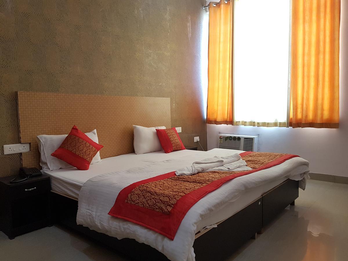 The Royal Crown Hotell Gurgaon Exteriör bild