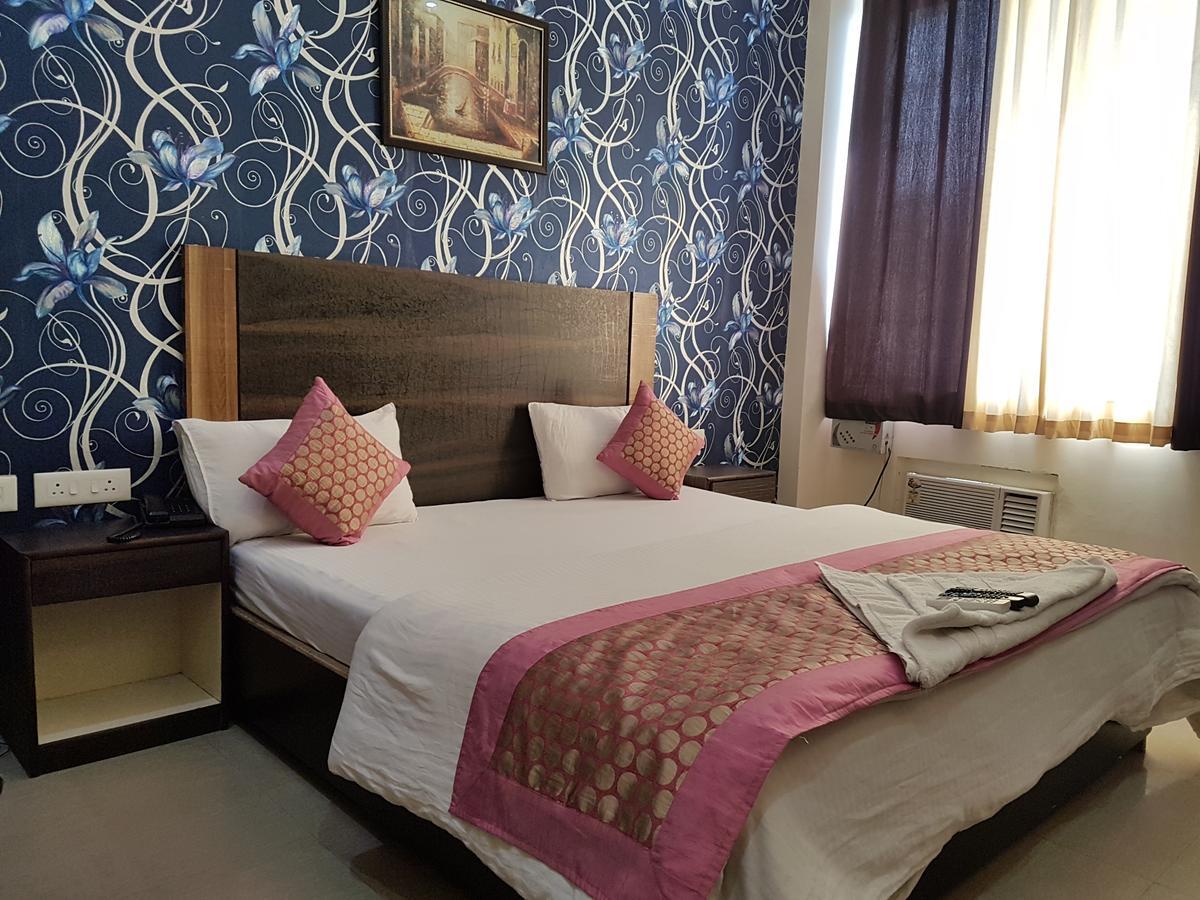 The Royal Crown Hotell Gurgaon Exteriör bild