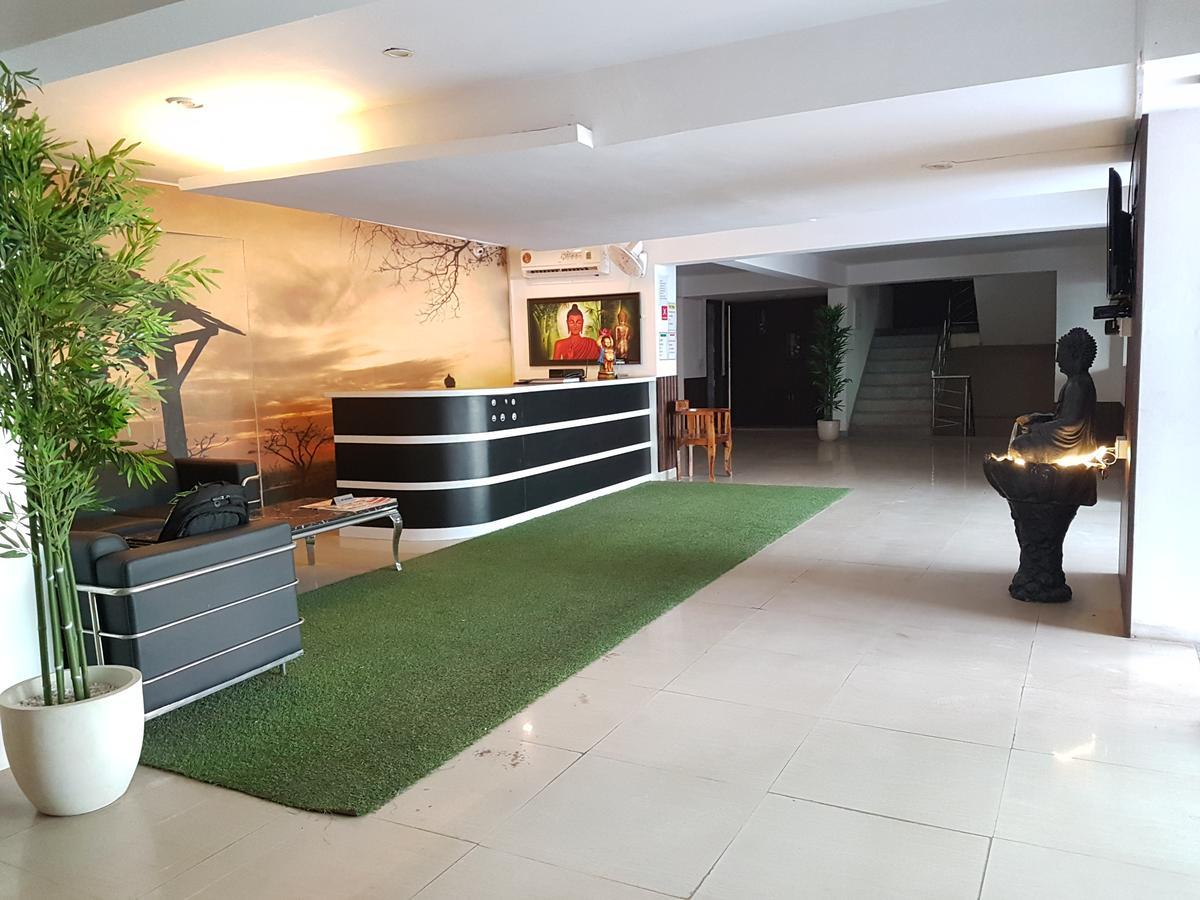 The Royal Crown Hotell Gurgaon Exteriör bild