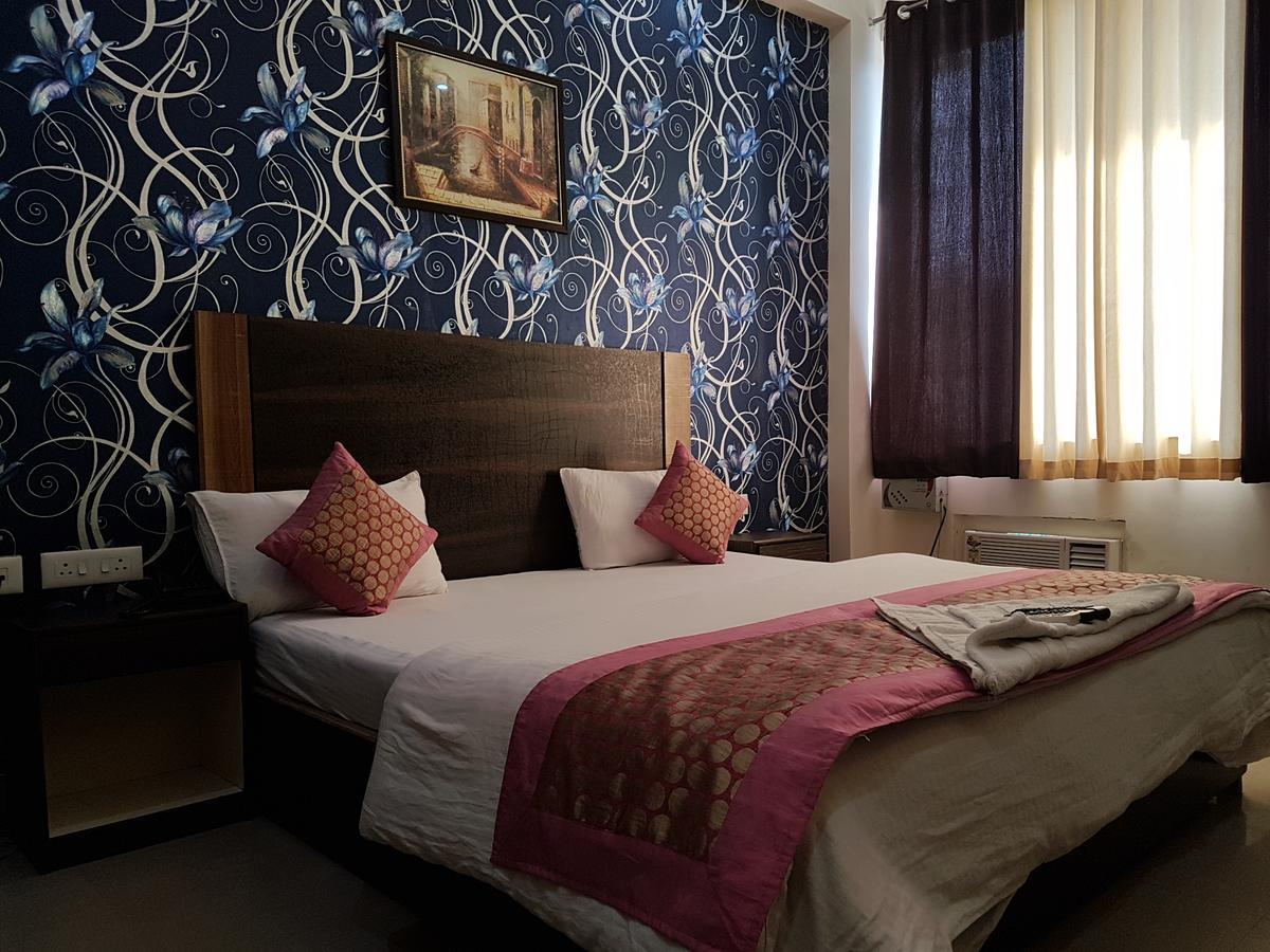 The Royal Crown Hotell Gurgaon Exteriör bild